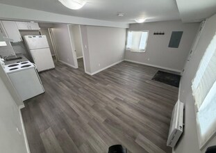 Building Photo - 142 Brock St