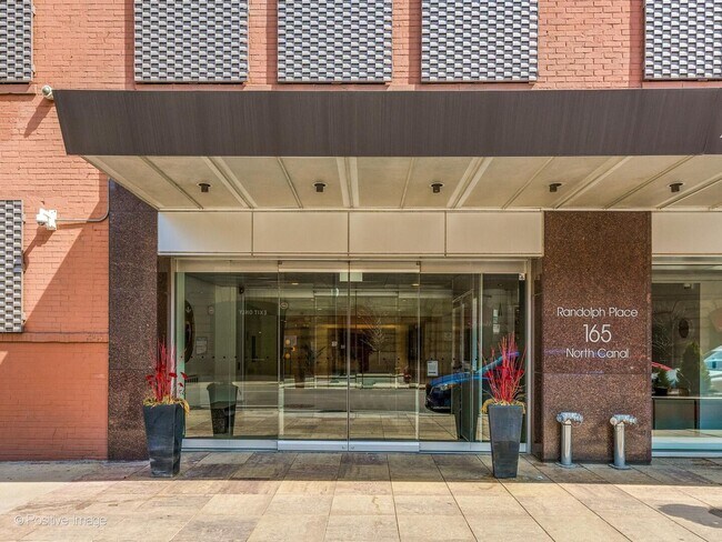 Foto del edificio - 165 N Canal St