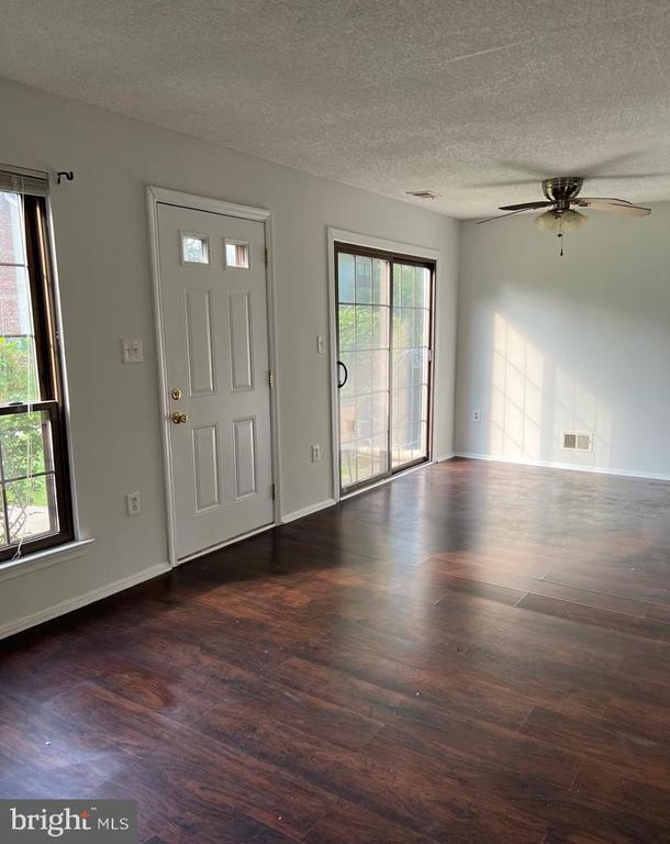 Building Photo - 90 Drewes Ct