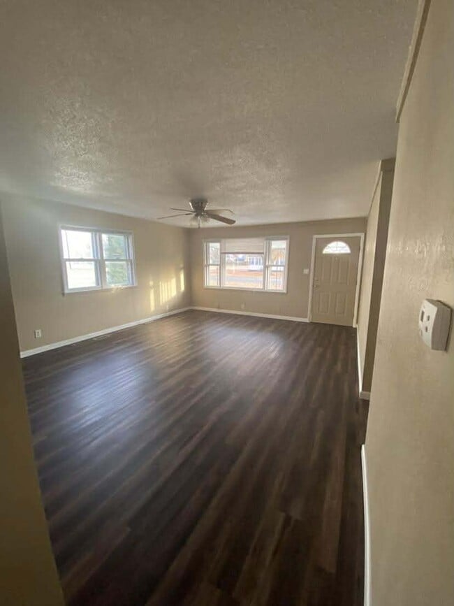 Building Photo - 506 W Maple St