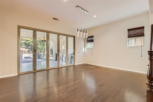 Building Photo - Don't miss out on this 4 Bedroom/ 4.5 Bath...