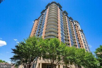 Building Photo - 8220 Crestwood Heights Dr