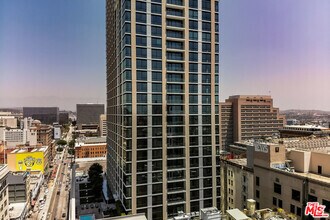 Building Photo - 400 S Broadway