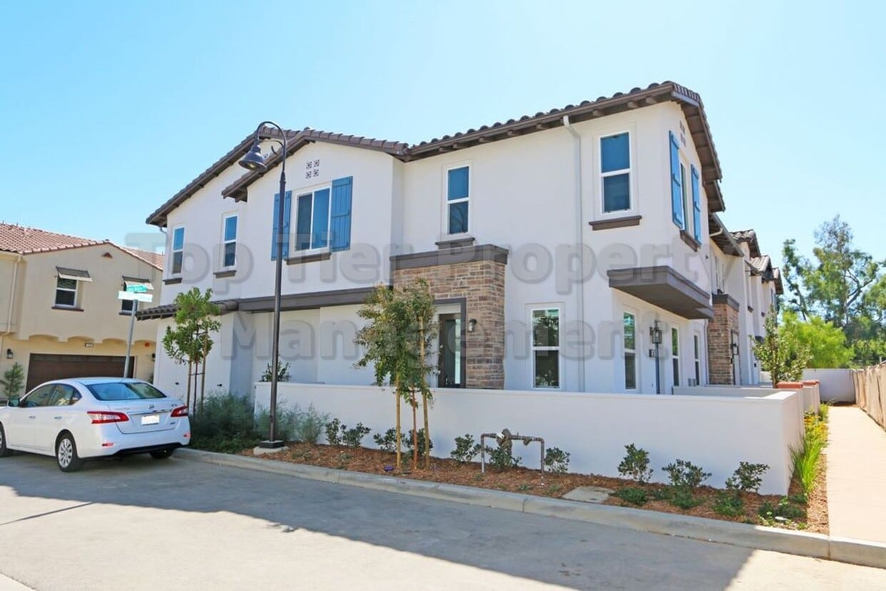Foto principal - ***Charming 3 bed / 2.5 bath Townhome in O...
