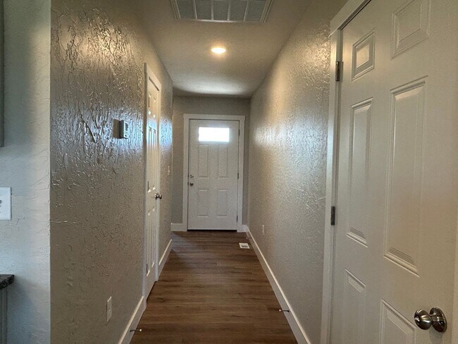 Foto del edificio - 3 Bedroom Home Bolivar, MO