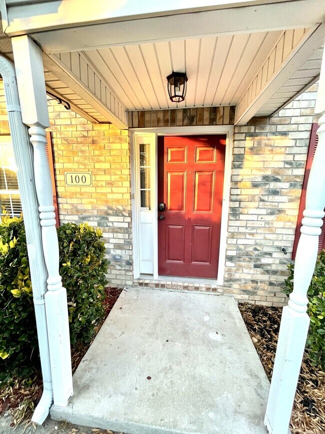 Building Photo - 100 Pineshadow Dr