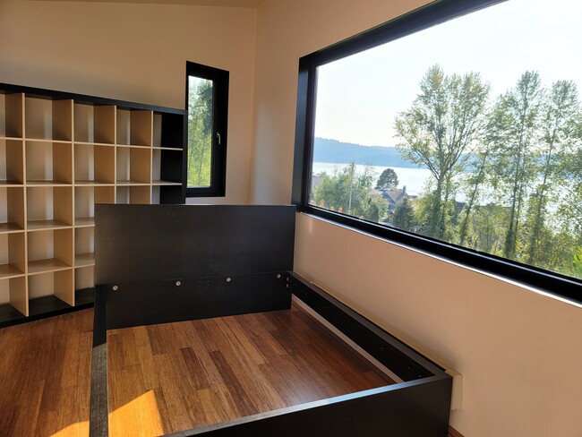 Building Photo - 1104 E Lake Sammamish Pky SE