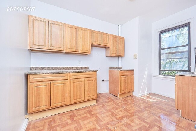 Building Photo - 565 W 139th St