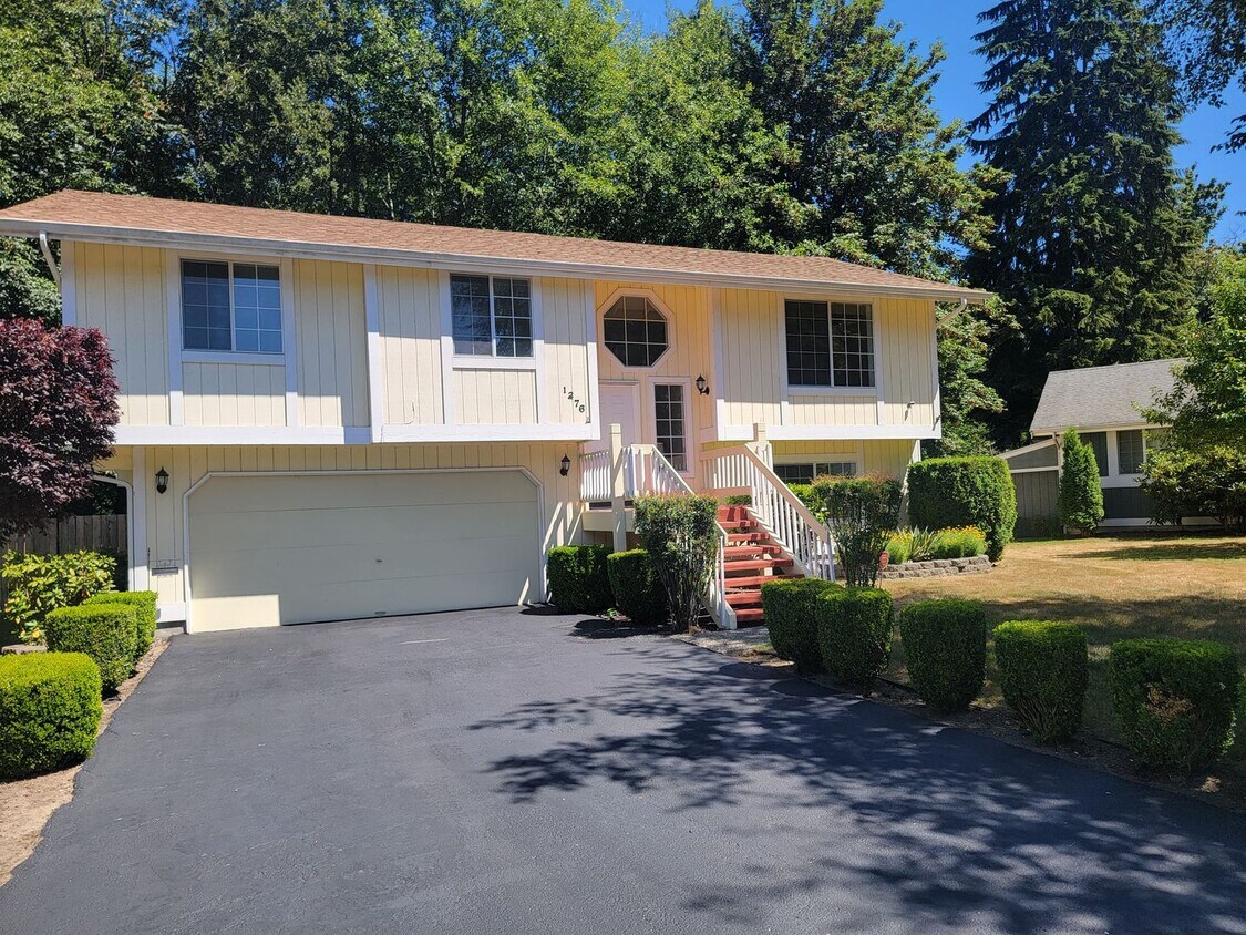 Primary Photo - Bright and Beautiful 4 bed in convenient C...