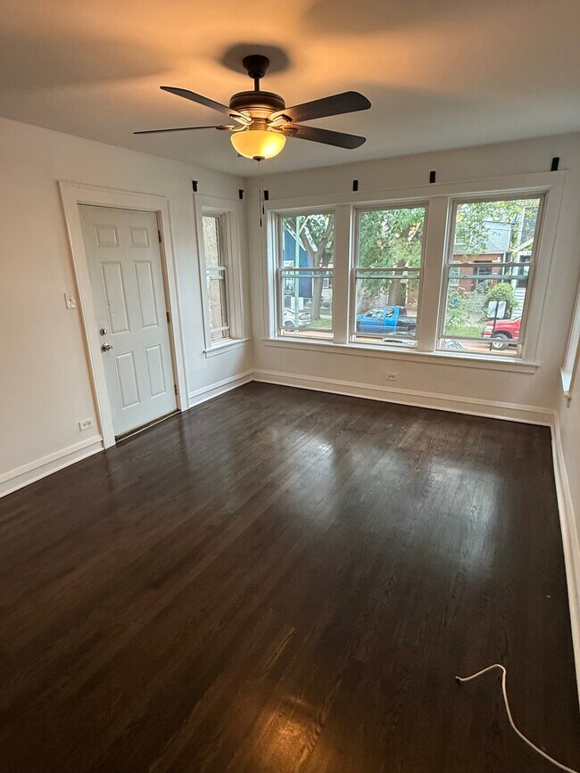 Sala de estar - 4872 W Homer St