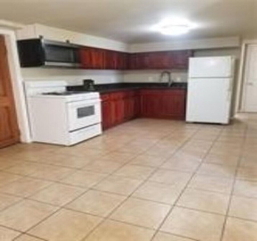 Building Photo - Garden Level Apartment