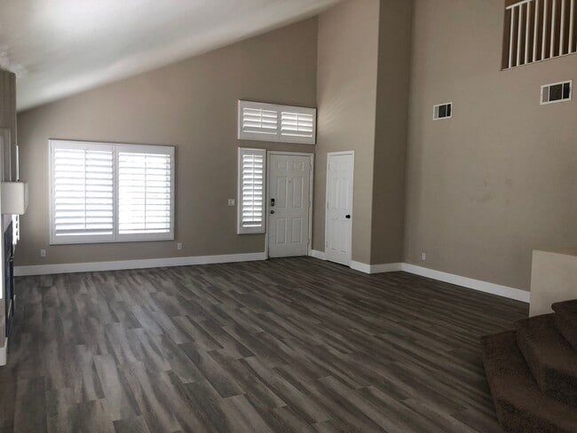 Building Photo - BEAUTIFULL 3BD/2.5BA HOME LOCATED IN THE S...
