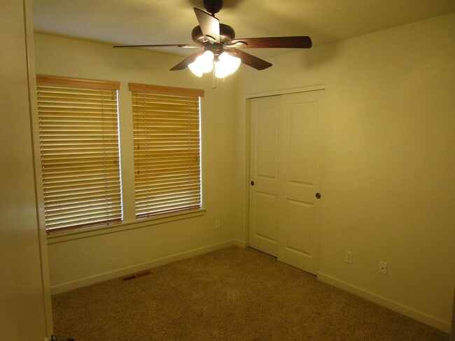 Building Photo - 3 Bedroom, 2 Bathroom on Corner Lot in Subdivision in North Prineville - Available Now!