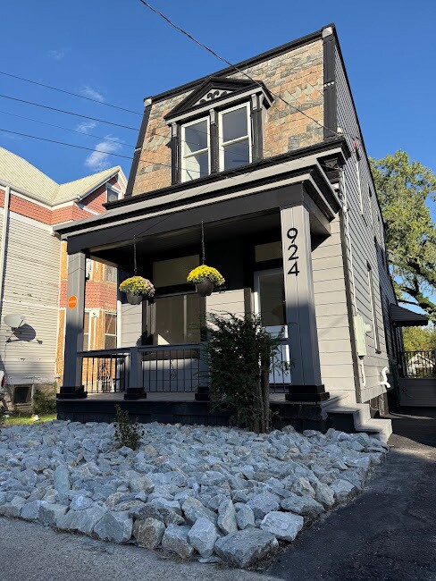 CASA DELANTERA Y LATERAL DERECHA - 924 McPherson Ave