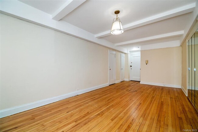 Building Photo - 325 E 41st St