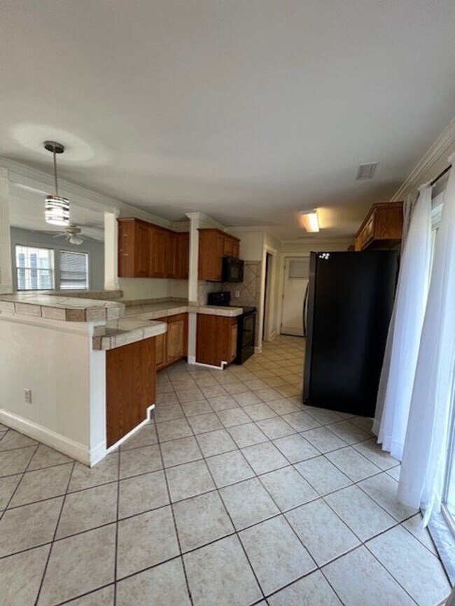 Building Photo - 3 Bedroom 3 Full Bath on 2 Acres