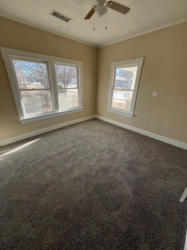 Foto del edificio - Large 3 bedroom with 2 car garage