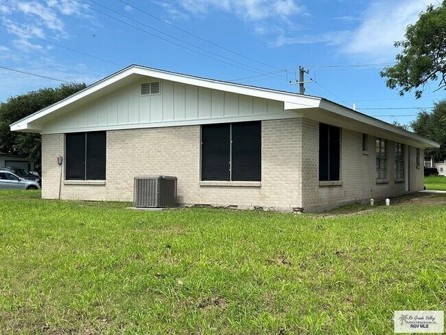 Building Photo - 711 Cisneros St