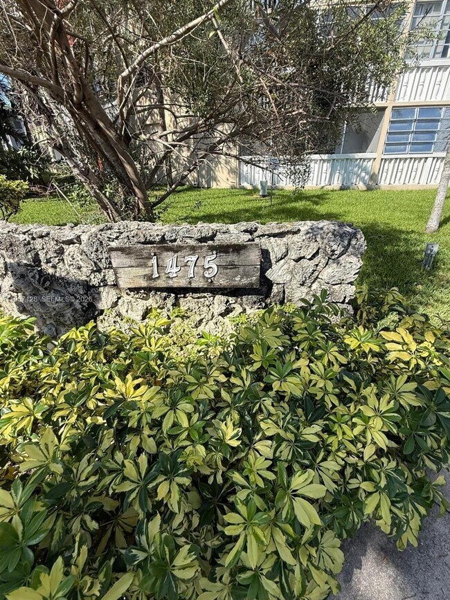 Foto del edificio - 1475 NE 125th Terrace