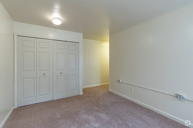 2BR, 1BA - 710SF - 404 Forest