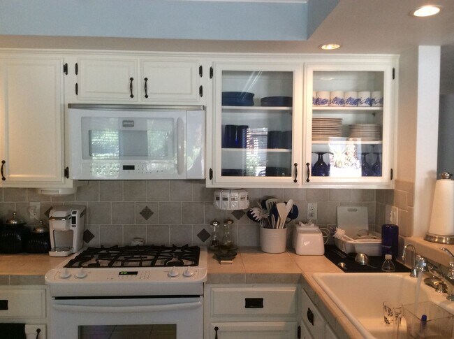 Foto del edificio - Stunning 2-story home offering 3 bedrooms, 2.5 bathrooms, with Pool