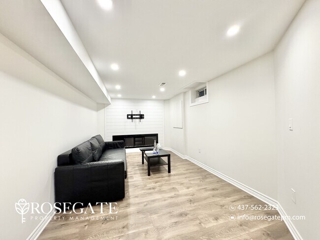 Photo du bâtiment - Cozy 1-Bedroom Corner Basement Apartment with Parking & Walk-Out Garage in Whitby