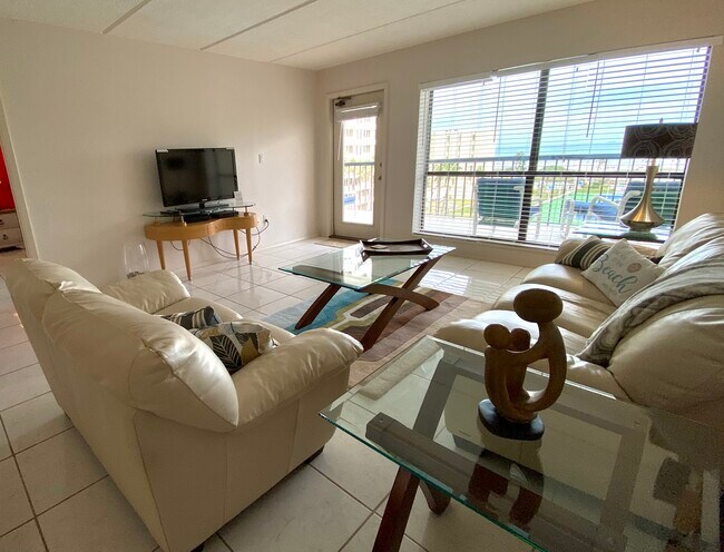 escalones al segundo piso - 404 Padre Blvd