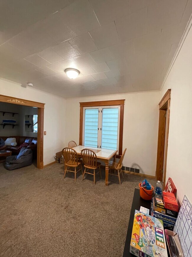 Foto del edificio - AVAILABLE JUNE 1st - 5 Bed, 2 Bath Home w/ Huge Enclosed Porch!