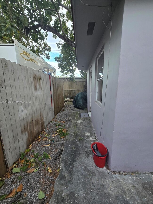 Foto del edificio - 3252 NW 102nd St