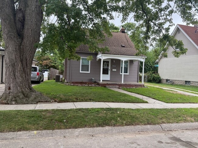 Building Photo - 3 Bedroom, 1 Bath Home Move-In Ready! Sec....