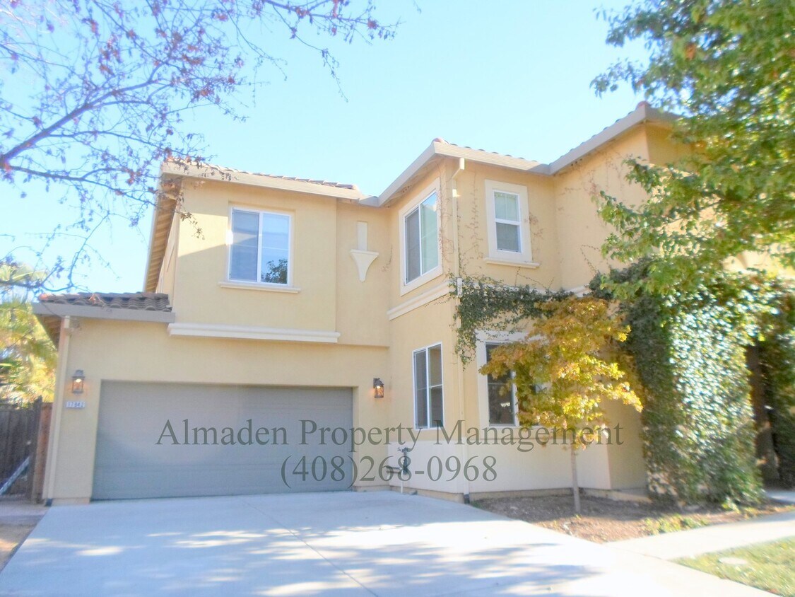 Primary Photo - Newer Spacious Home Minutes from Downtown ...