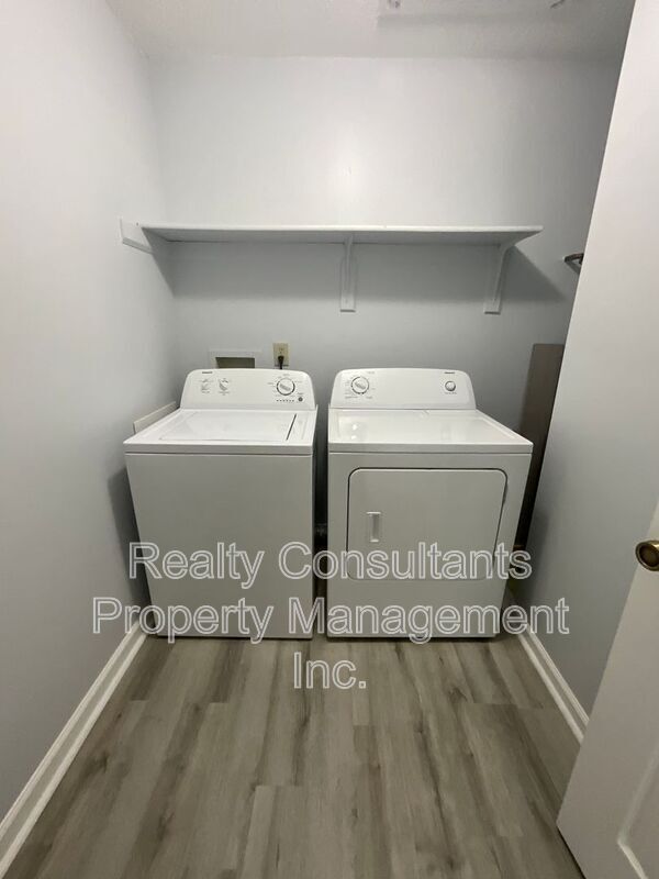 Building Photo - 7117 W Friendly Ave