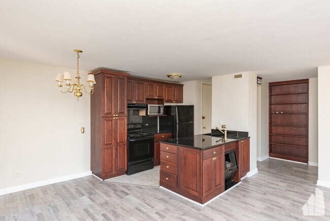 Building Photo - Beautiful 1 Bedroom Condo with Private Bal...
