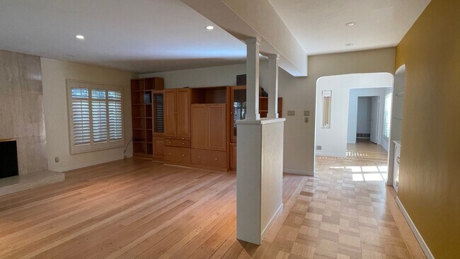Building Photo - 2962 Gibbons Dr