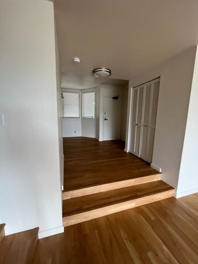Foto del edificio - Quiet Spacious Unit $2,800 2/2/1 available...