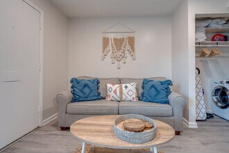 Building Photo - 801 Hillview Heights