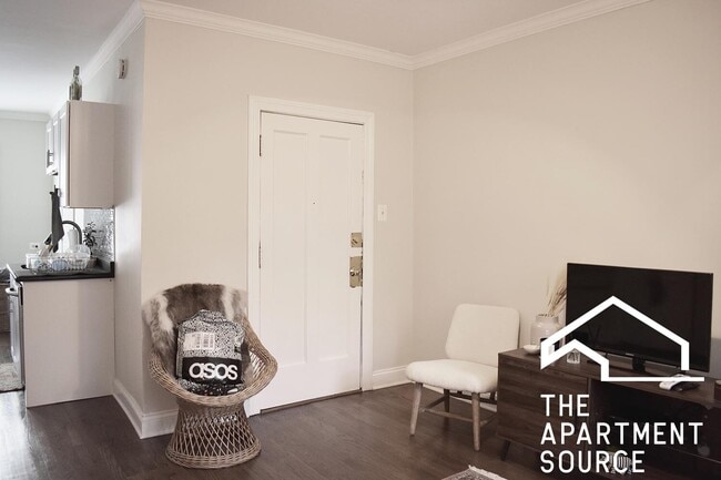 Building Photo - 3819 N Greenview Ave