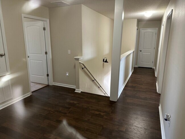 Building Photo - 5882 Old Plantation Court