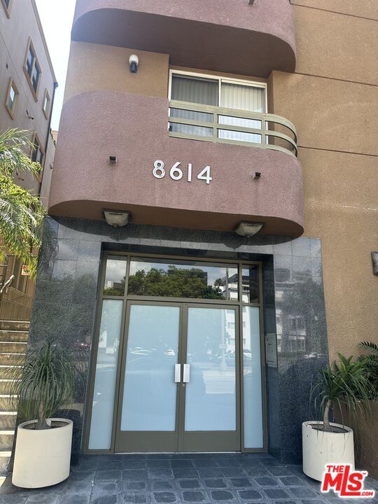 Foto del edificio - 8614 Burton Way