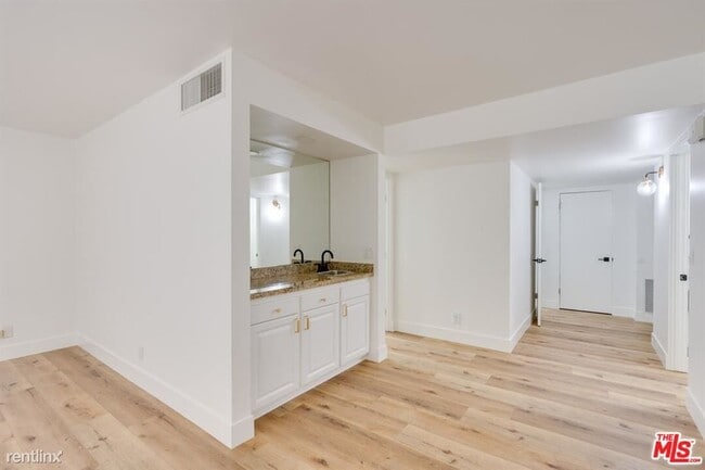 Building Photo - 3 br, 3 bath Condo - 435 N Oakhurst Dr Apt...
