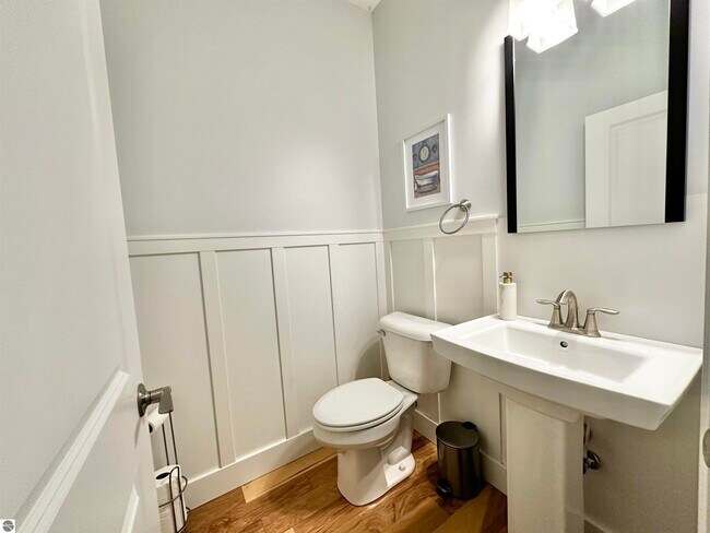 Foto del edificio - 982 Lake Ridge Dr