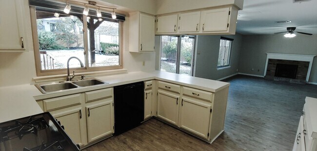 Building Photo - Discover Comfort and Style: 4-Bed, 2.5-Bath Oasis in North Central Gracywoods!