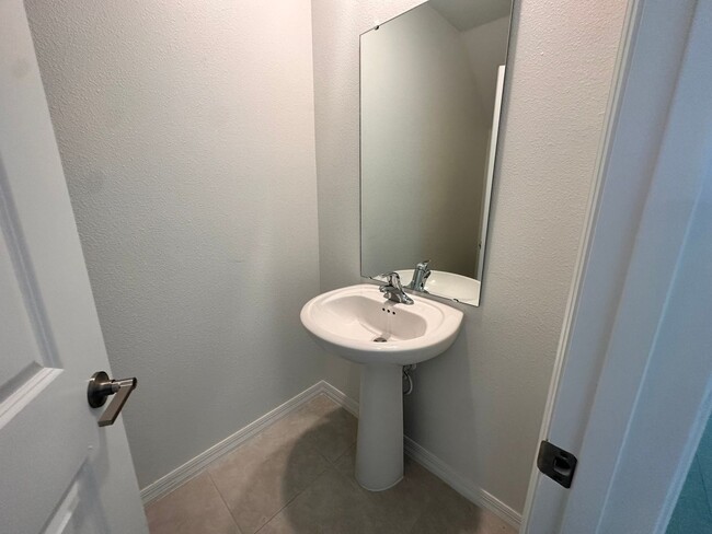 Building Photo - Spacious 5BR House in Lakeland