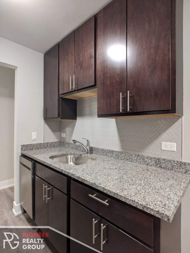 Building Photo - 542 W Surf St