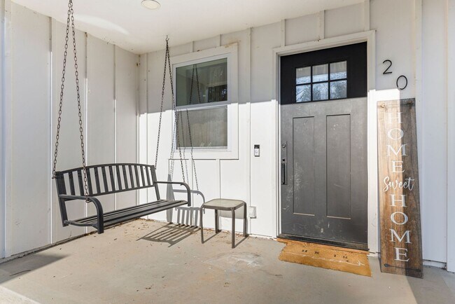 Foto del edificio - Single Family Home, 2 bed/1 bath $1,350 One-Story