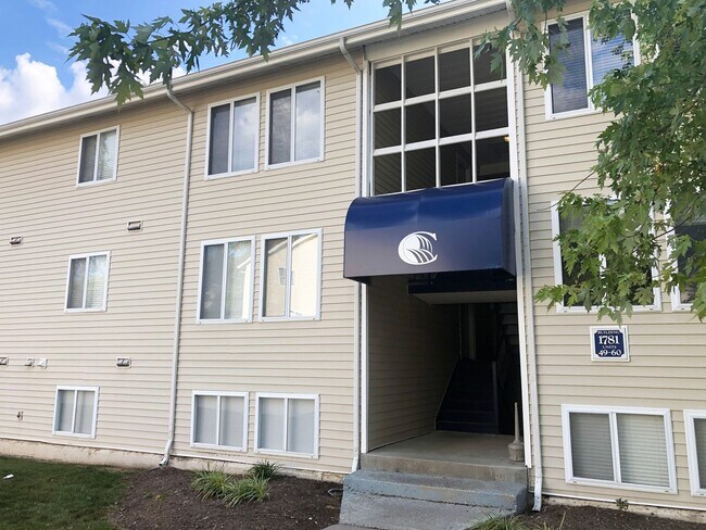 2 Bed/1 Bath. On bus route. Off street Pa... - 2 Bed/1 Bath.  On bus route. Off street Pa... Apartment