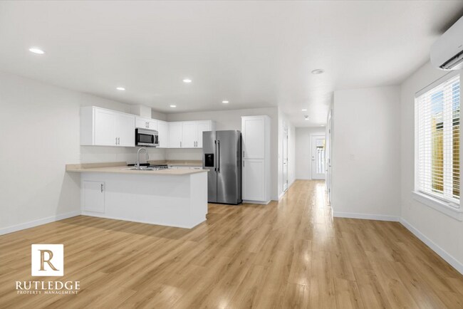 Foto del edificio - STUNNING 3 Bed / 2.5 Bath Brand New Townhome / End Unit !!!