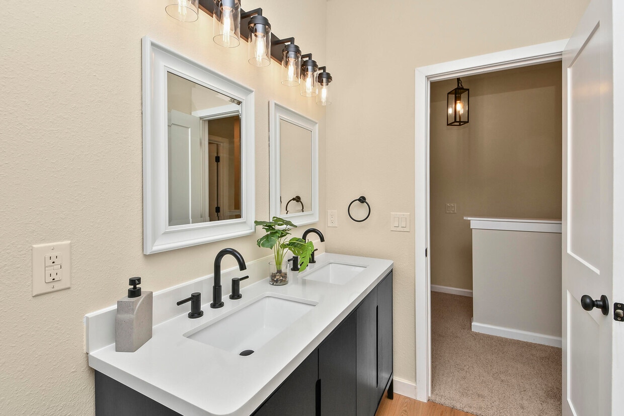 Foto principal - 1220 E Pacific St