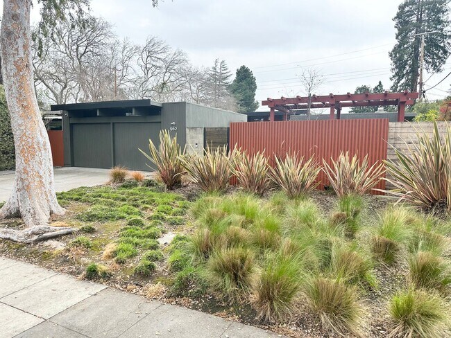 Building Photo - Modern 3 Bed 2 Bath Eichler in North Palo ...