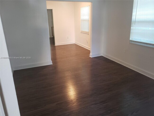 Foto del edificio - 920 NW 22nd Ct